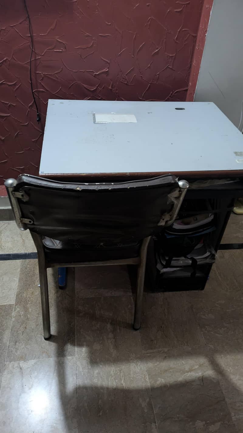 computer table with chair 0