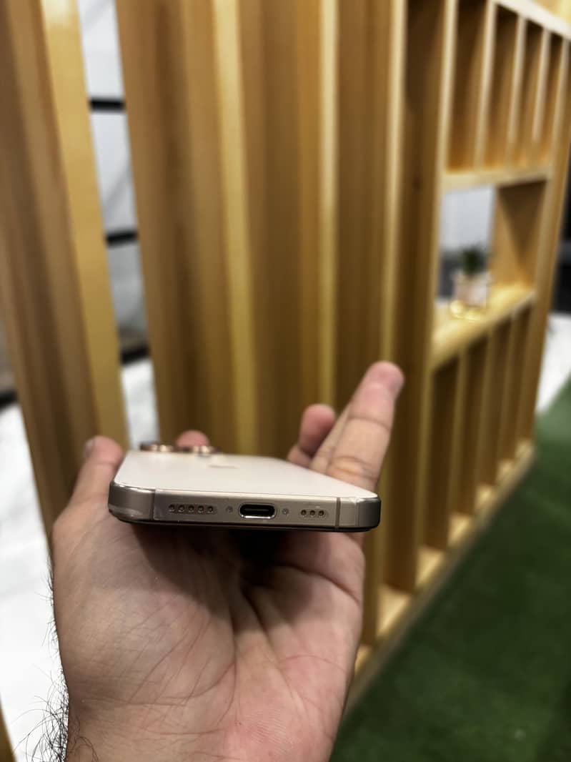 Apple iPhone 16 Pro 2