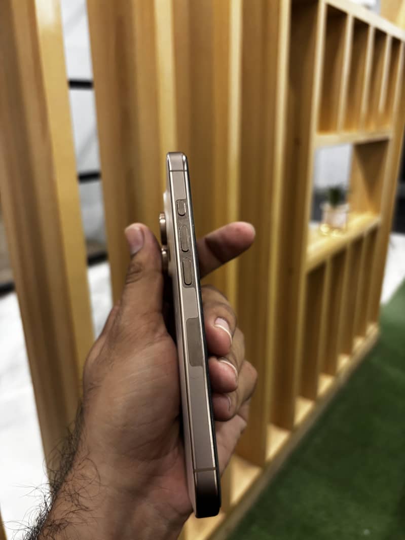 Apple iPhone 16 Pro 4