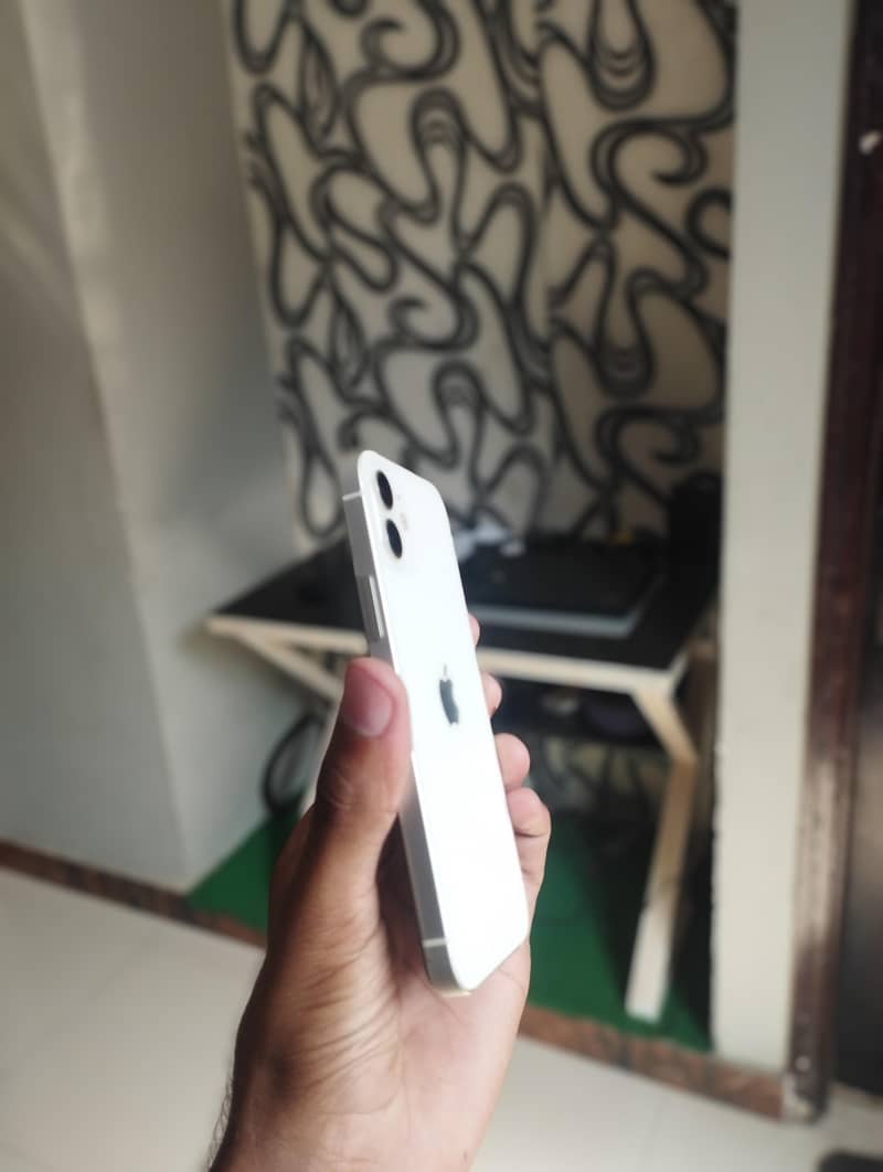 Apple iPhone 12 6