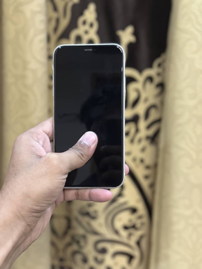 Apple iPhone 11 3