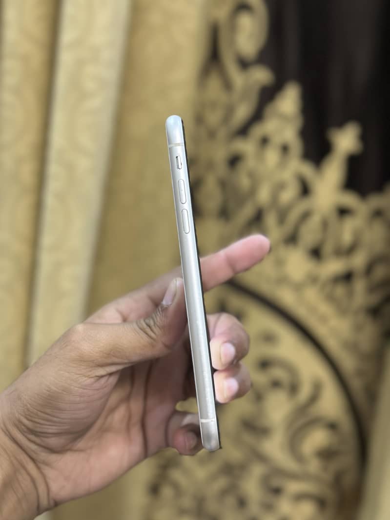 Apple iPhone 11 4