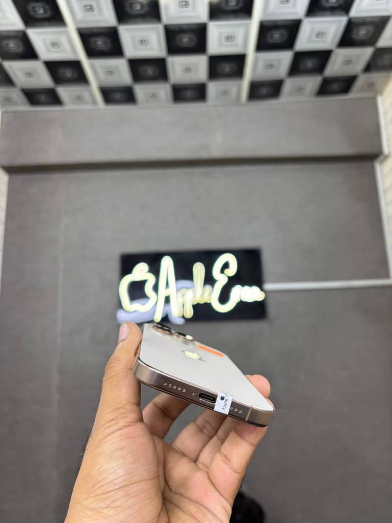 Apple iPhone 16 Pro 1