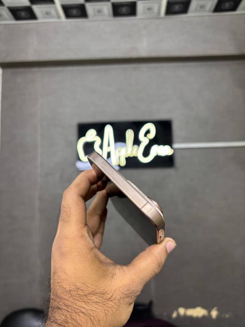 Apple iPhone 16 Pro 3