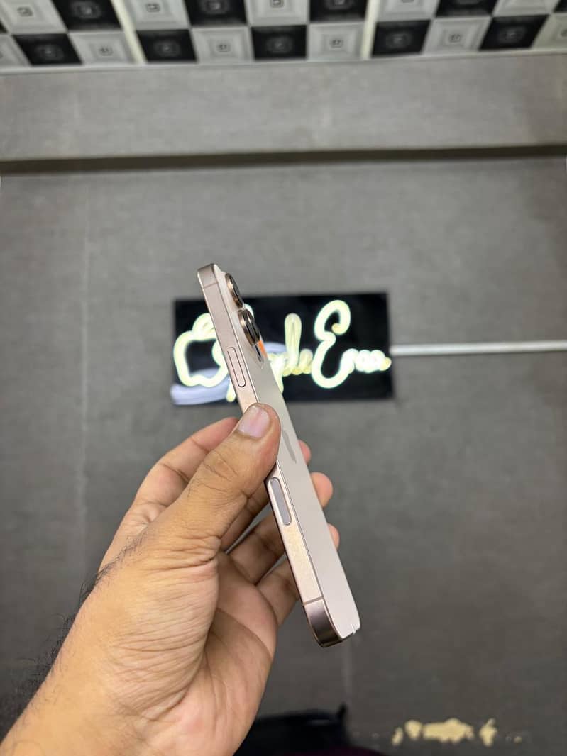 Apple iPhone 16 Pro 4
