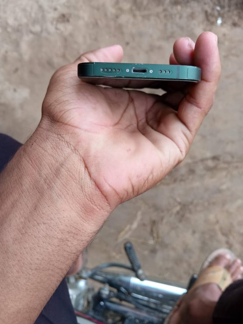 Apple iPhone 13 2