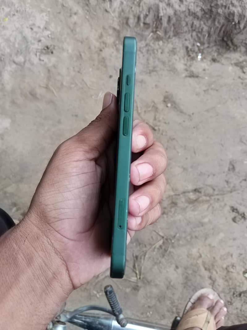 Apple iPhone 13 4