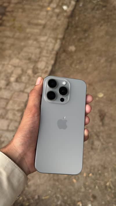 Apple iPhone 15 Pro natural titinium clor water pack