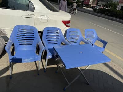 Wavy chairs and folding table
