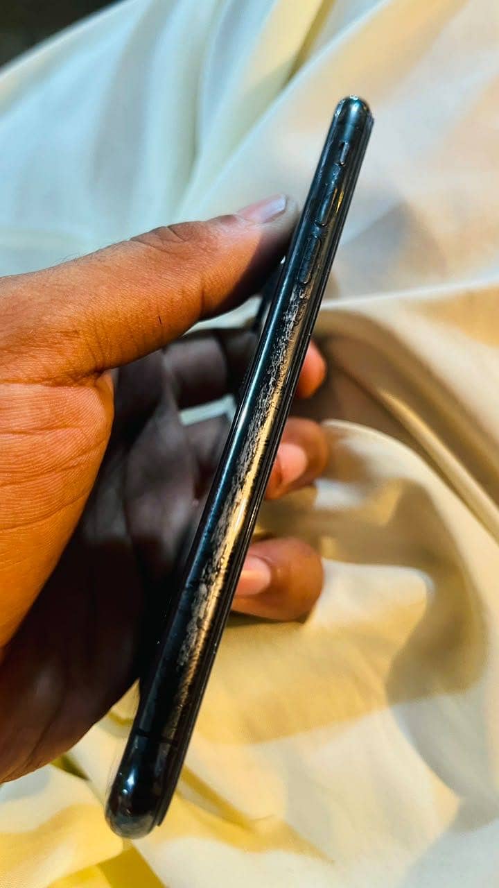 Apple iPhone X 4