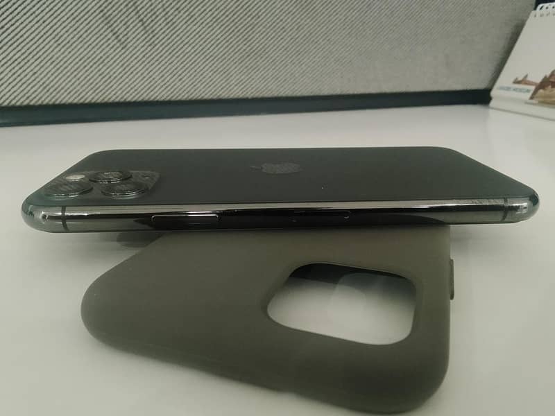 Apple iPhone 11 Pro 4