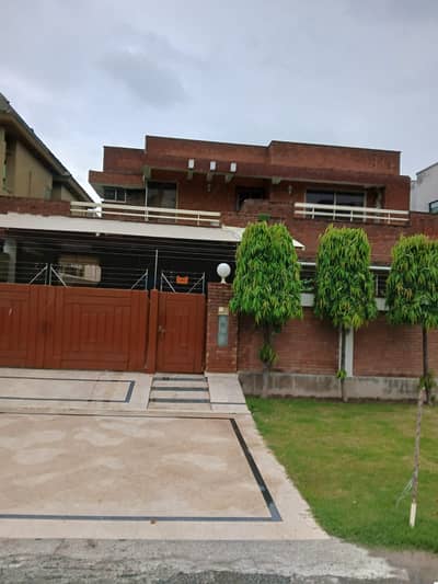 1 KANAL ELEGANT AND FULLY MAINTAINED OLD BUNGALOW IS AVAILABLE IN THE BEST BLOCK OF DHA LAHORE