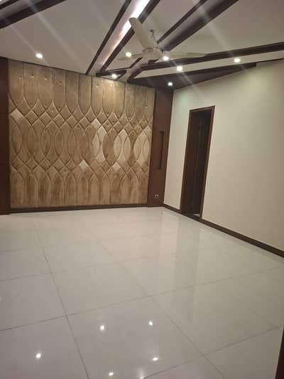 1 KANAL ELEGANT AND FULLY MAINTAINED MODERB BUNGALOW IS AVAILABLE IN THE BEST BLOCK OF DHA LAHORE
