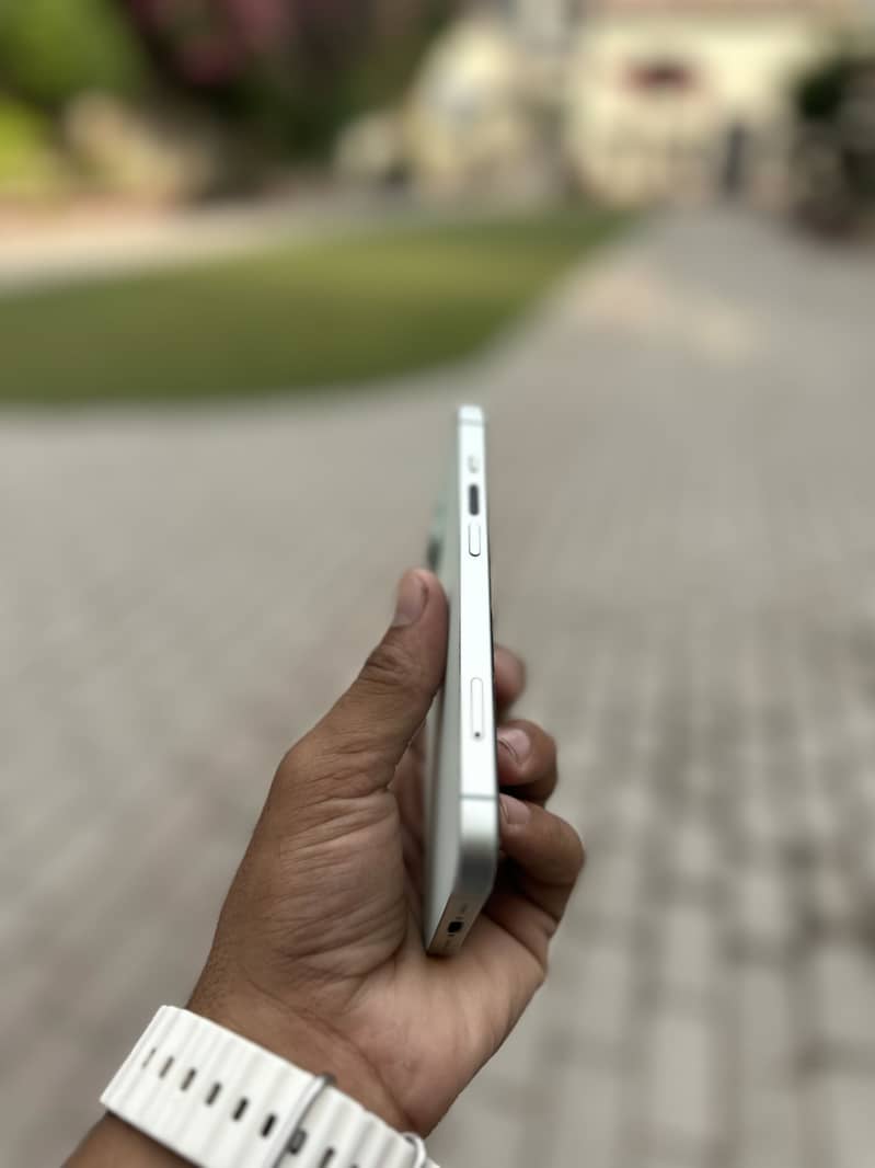 Apple iPhone 15 4
