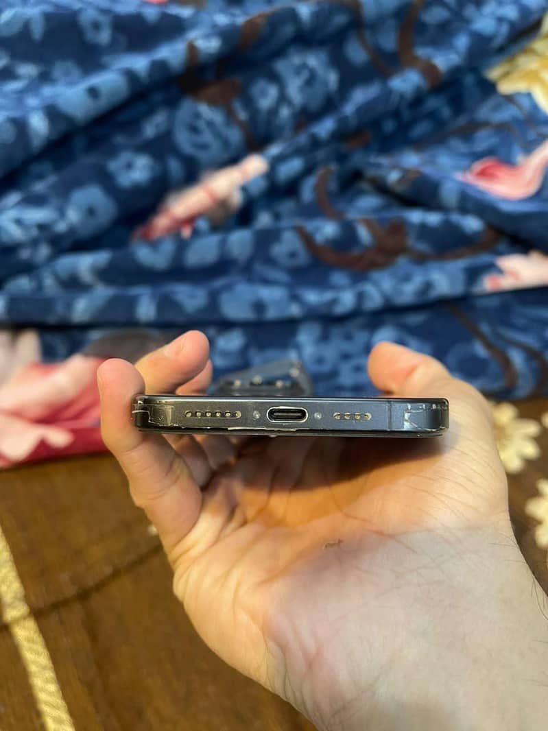 Apple iPhone 15 Pro Max 4