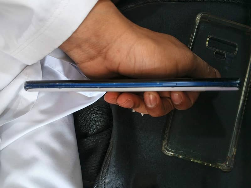 Samsung Mobile Note 9 4