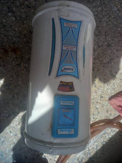 aroma 20 litter almost new electric gyeser