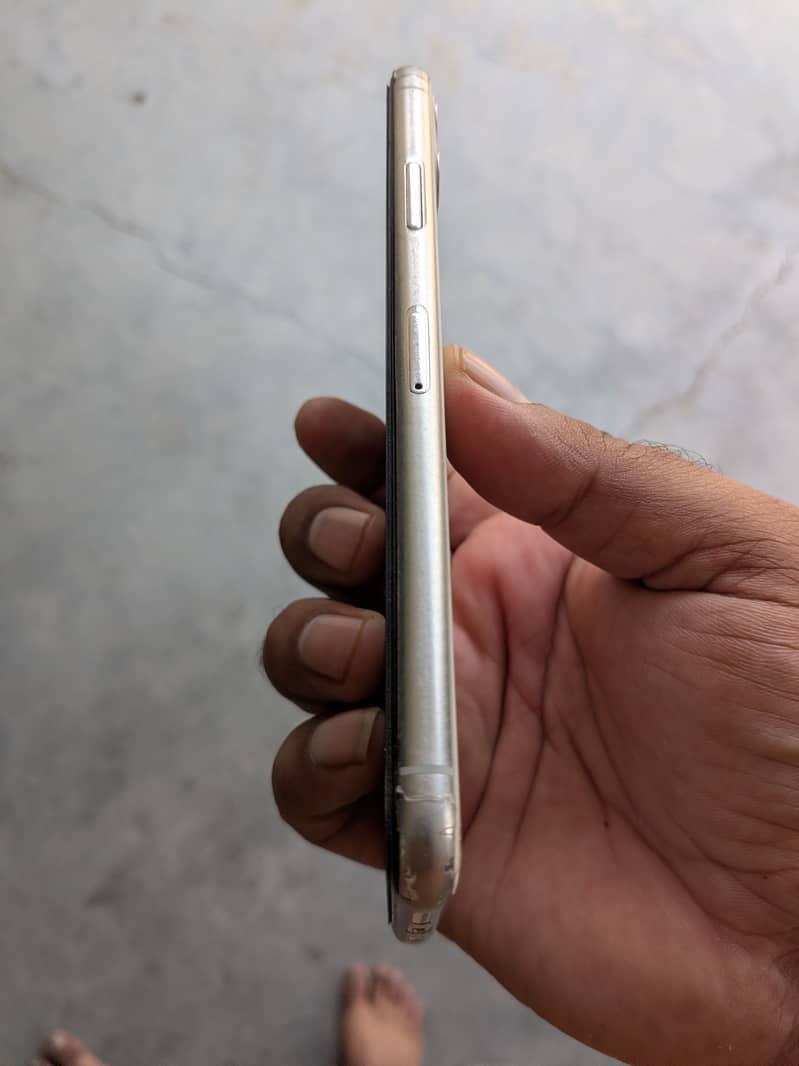 Apple iPhone 11 Pro Max 4