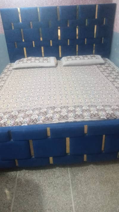 Me apna bed sale karna chahta hn velvot ka he or bht saf he.