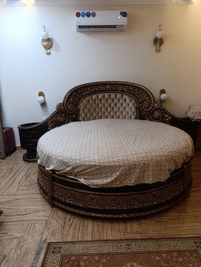 Round bed