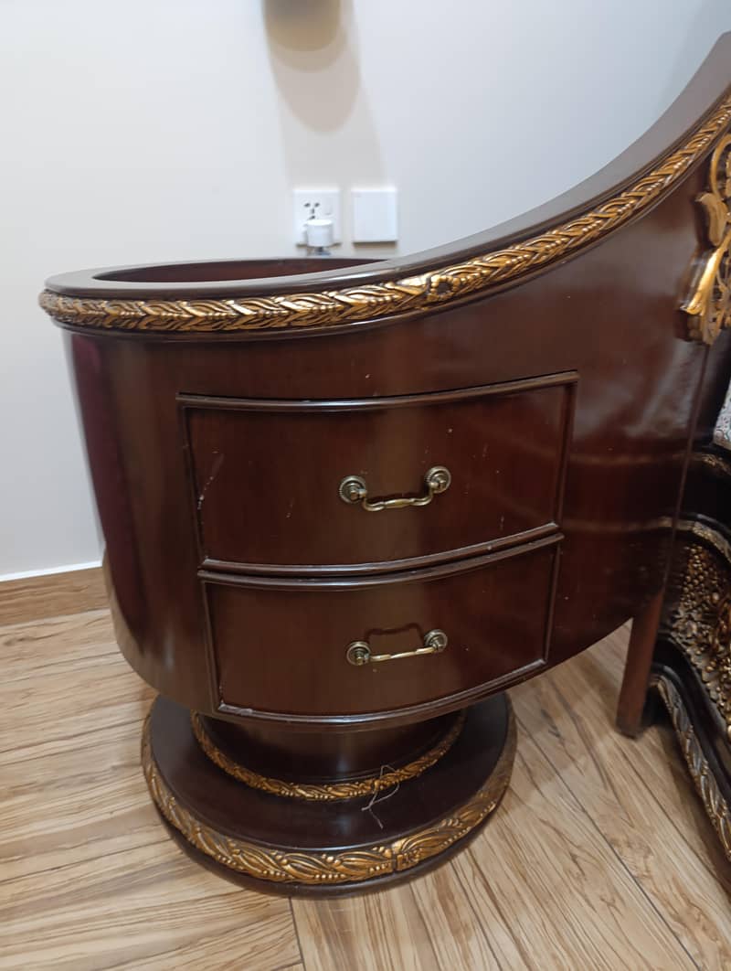 Round bed 4