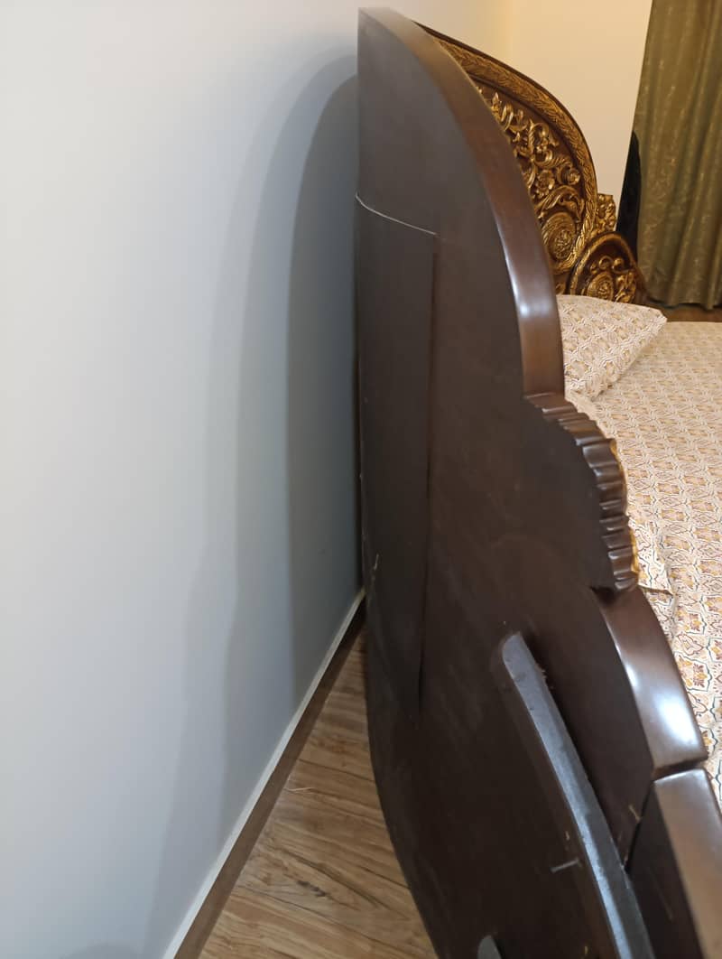 Round bed 6