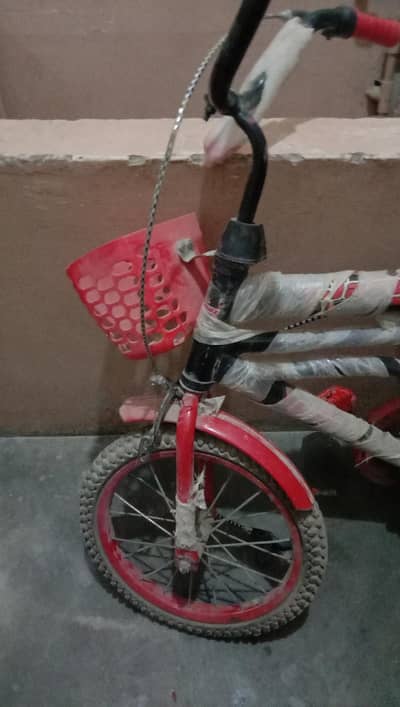 cycle achi hain 2 cycles hain ziyada use nhi huin puncture b nhi hotin