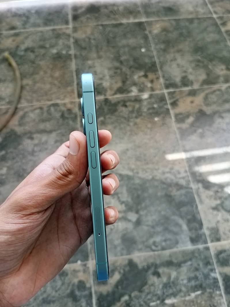 Apple iPhone 16 3
