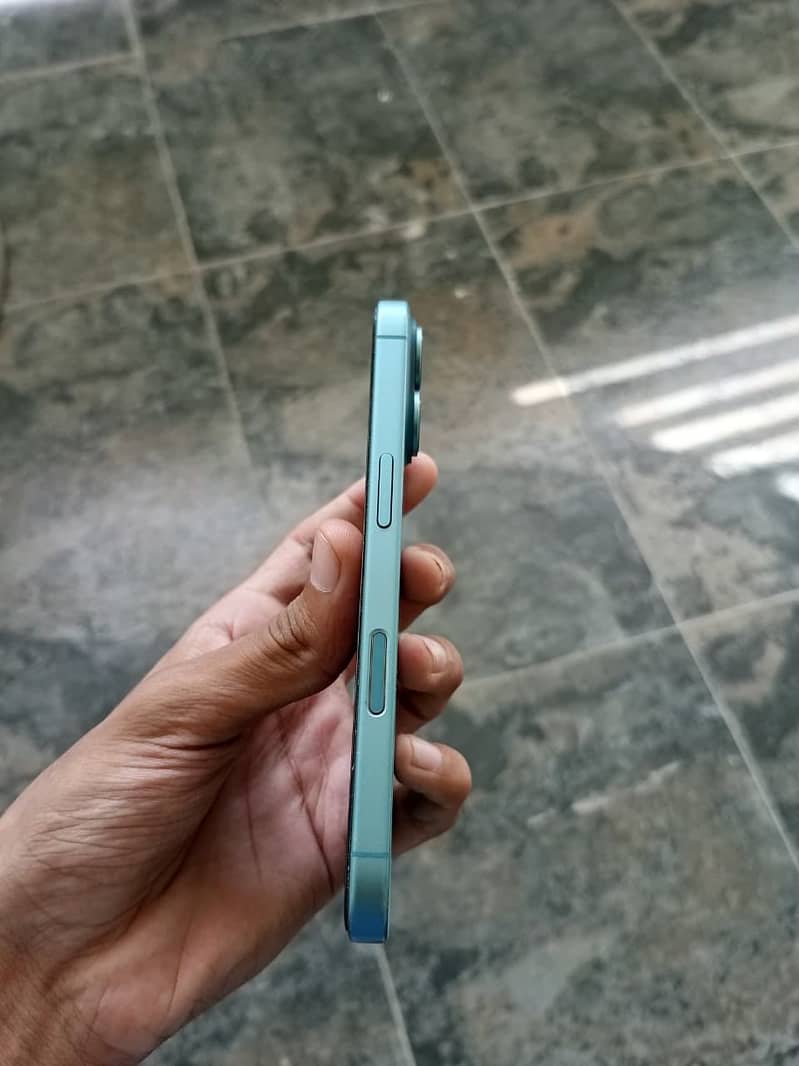 Apple iPhone 16 4