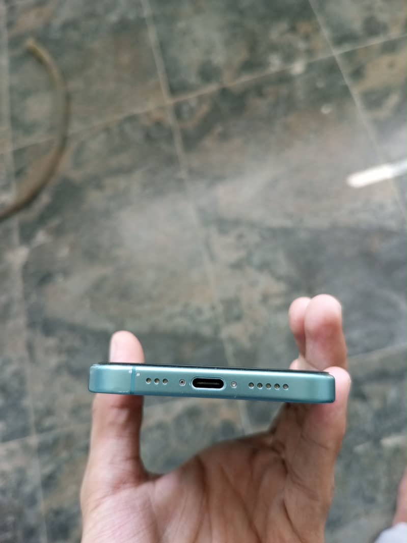 Apple iPhone 16 7