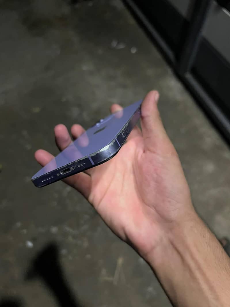 Apple iPhone 12 4