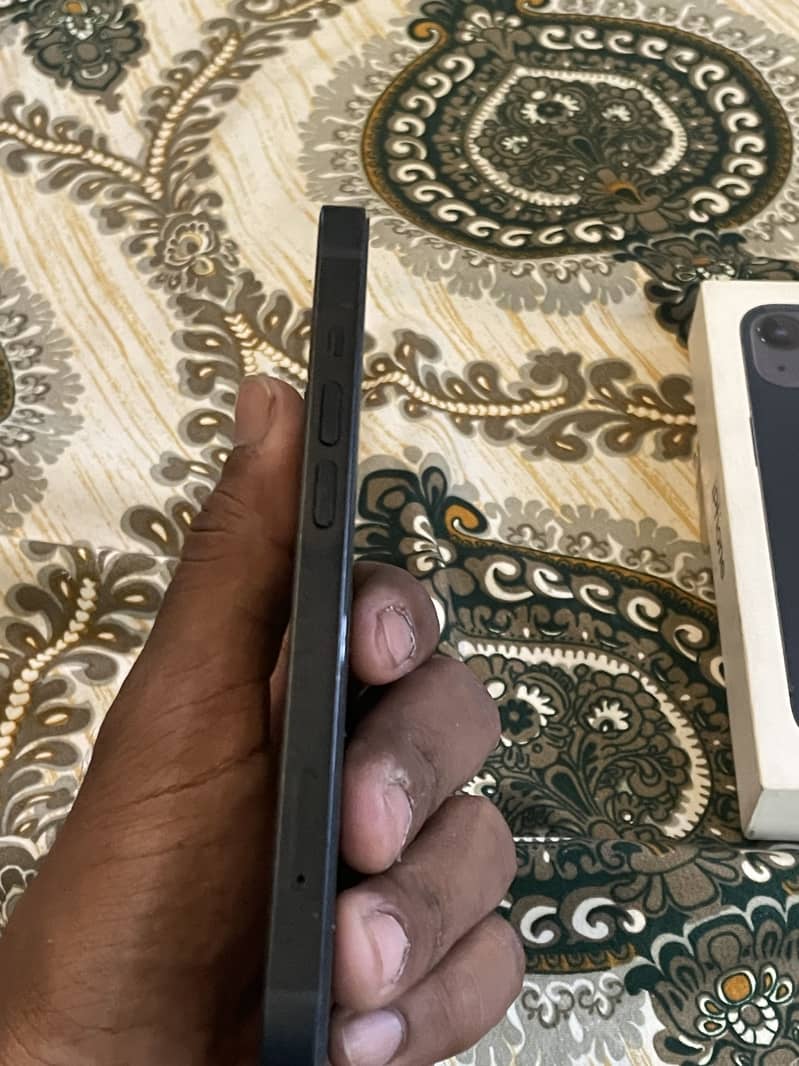 Apple iPhone 13 8