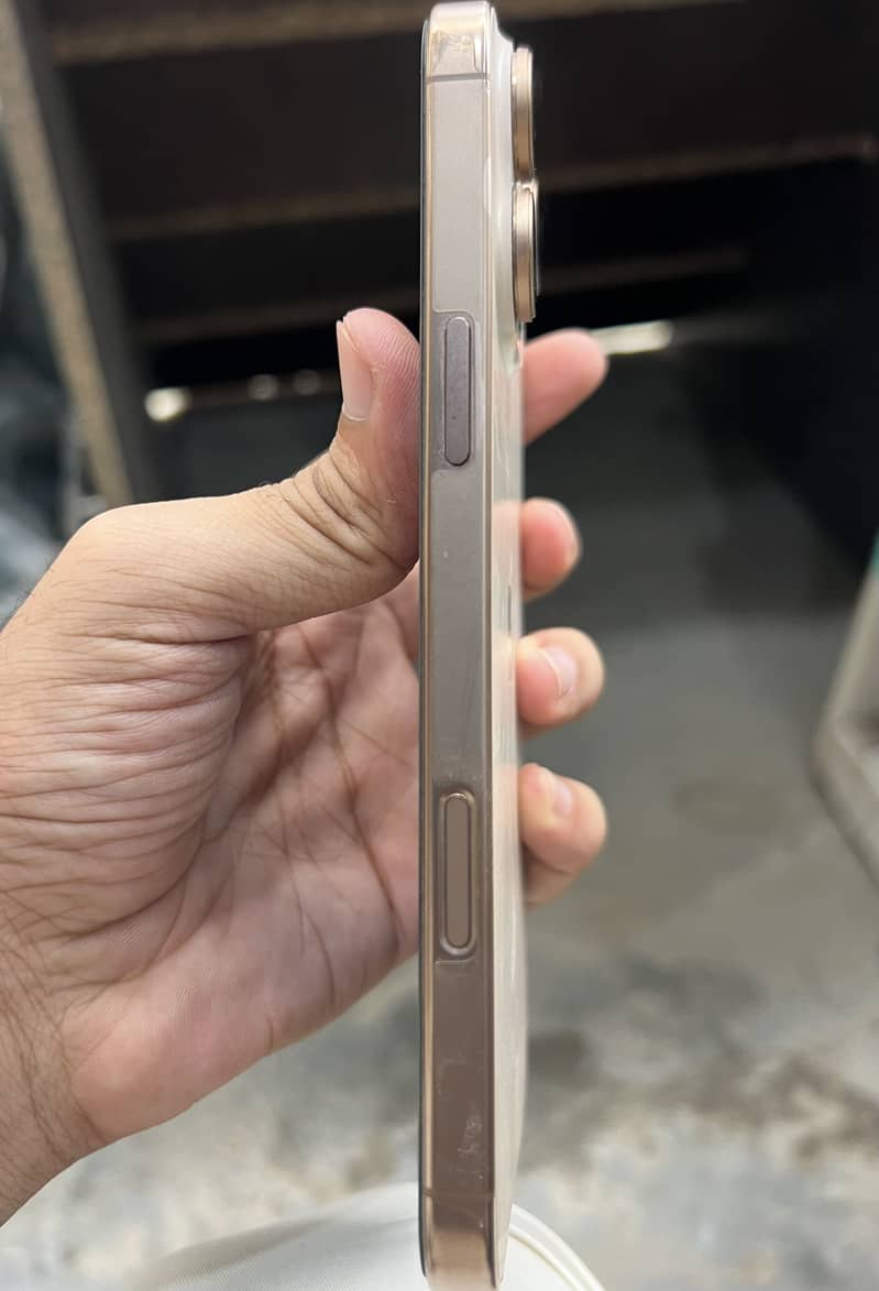 Apple iPhone 16 Pro Max 1