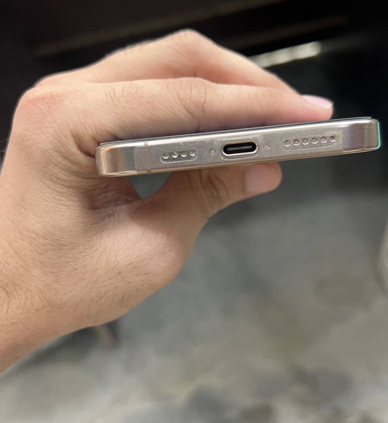 Apple iPhone 16 Pro Max 2