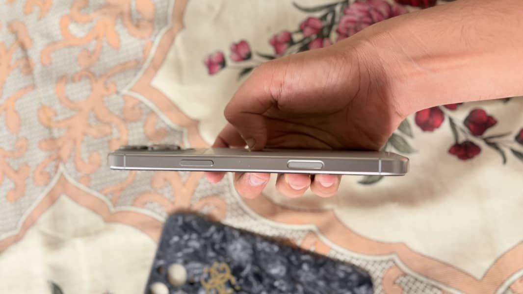 Apple iPhone 16 Pro Max 0