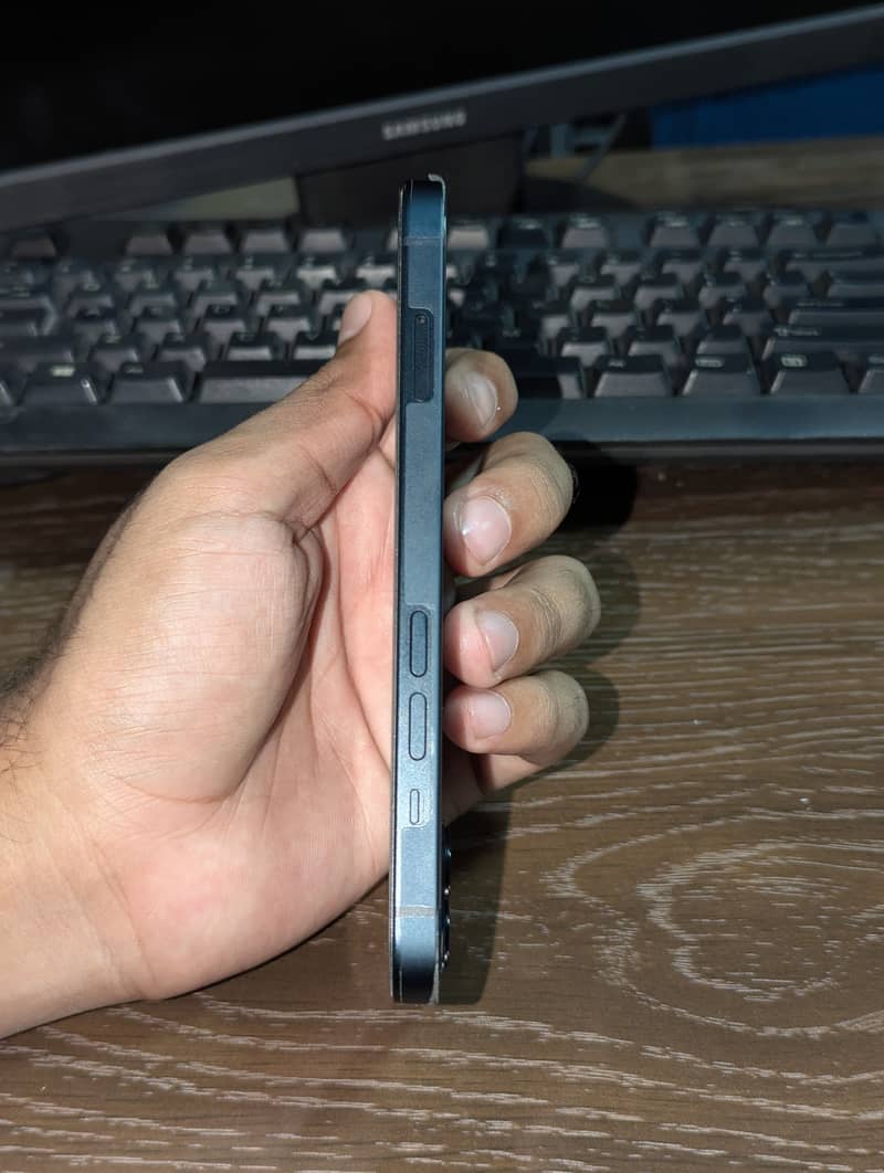 Apple iPhone 13 jv 0