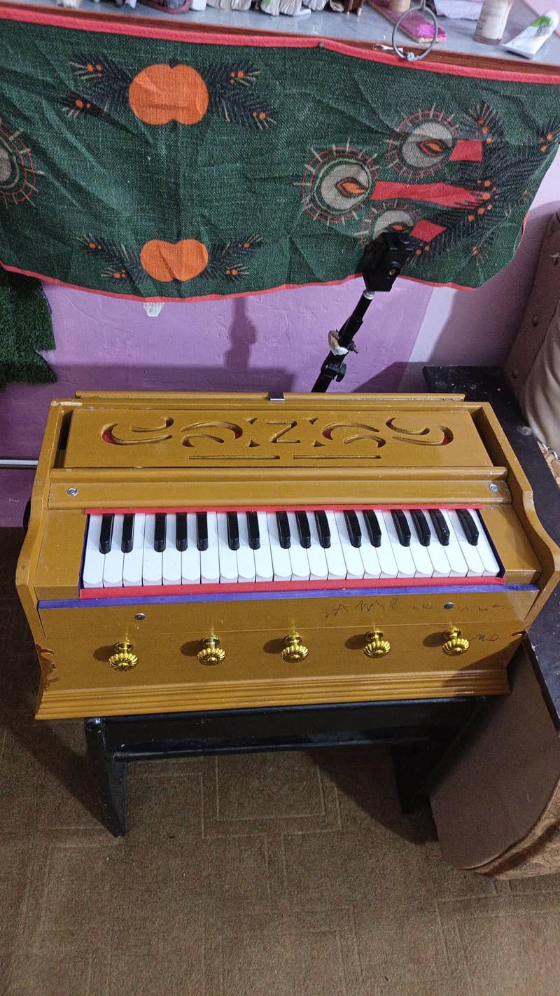HARMONIUM 4