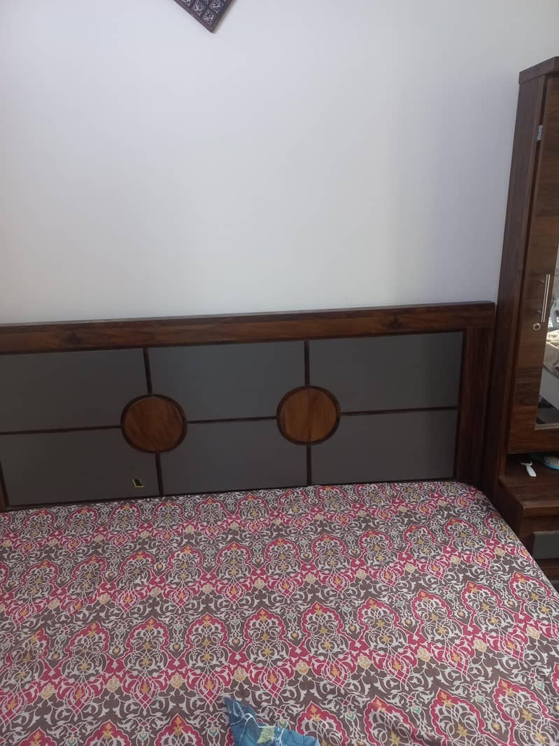 bed one side table dressing 0