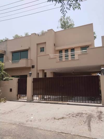 10 MARLA 4 BEDROOMS SD HOUSE AVAILABLE FOR RENT