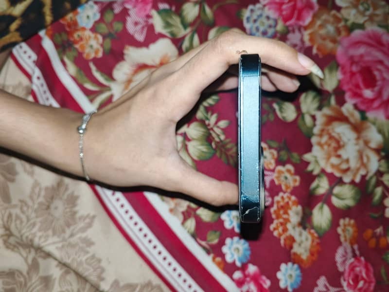 Apple iPhone 13 4