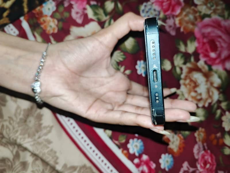 Apple iPhone 13 5
