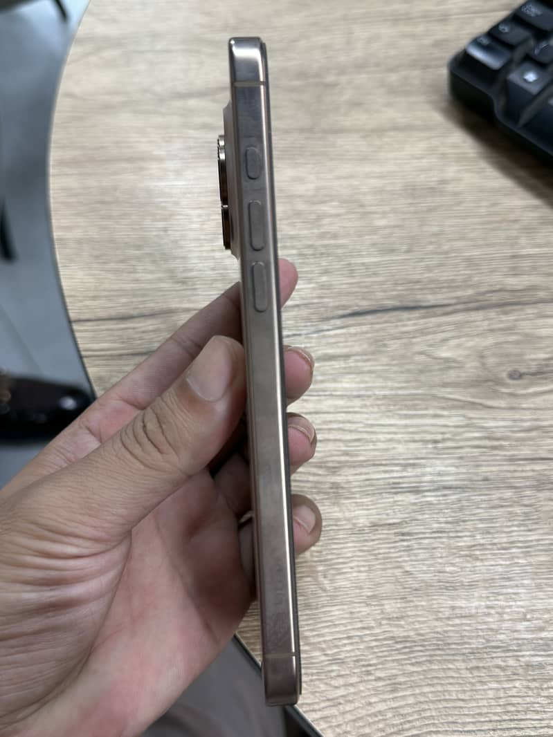 Apple iPhone 16 Pro Max 1