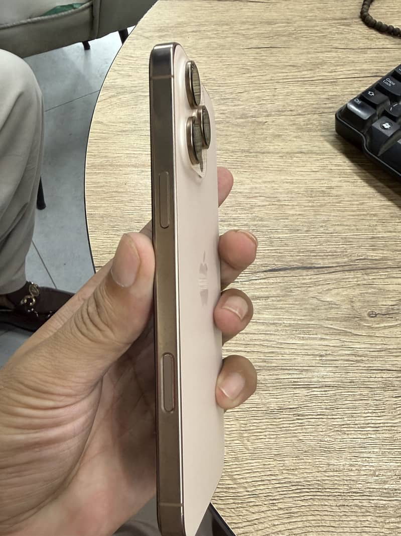 Apple iPhone 16 Pro Max 2
