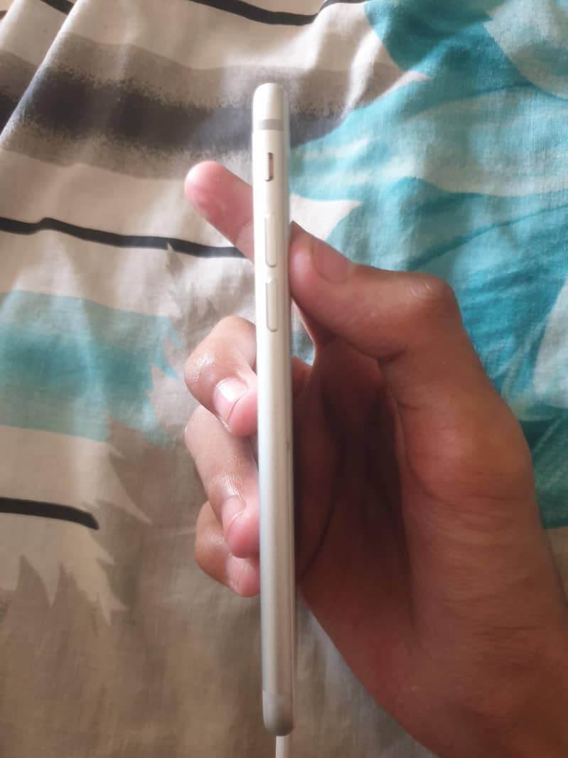 Apple iPhone 7 3