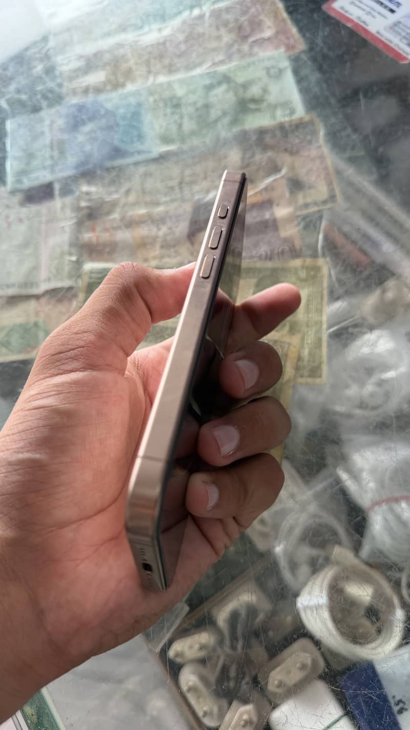Apple iPhone 16 Pro 4