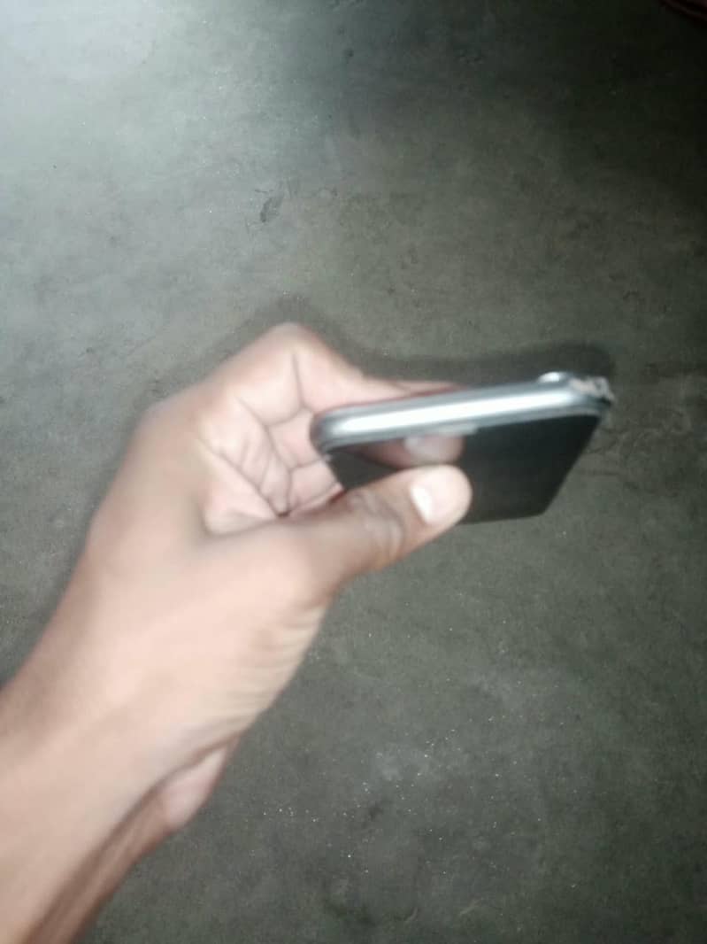 Apple iPhone 11 4