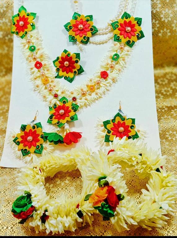 Bridal Wear: Artificial Flower Gajra Set with Artificial Kangan