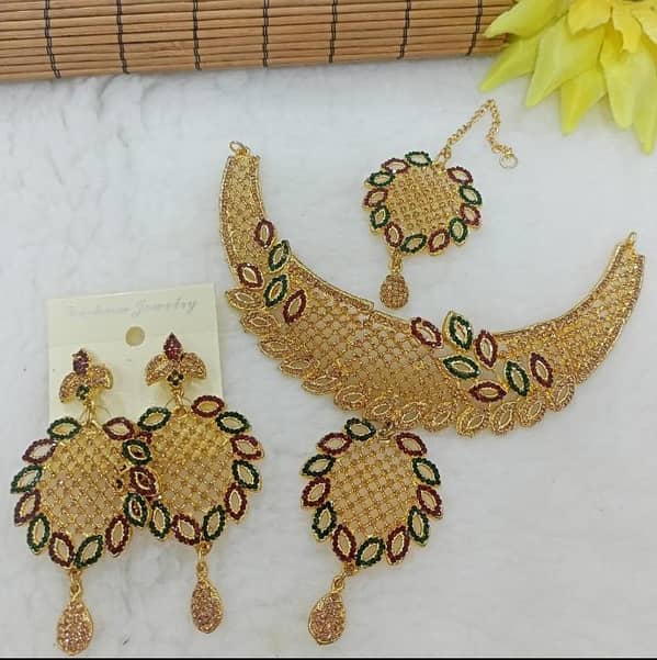 New Jewelry Collection Apple Style Set: Earrings and Tika with Long-Lasting Polish
