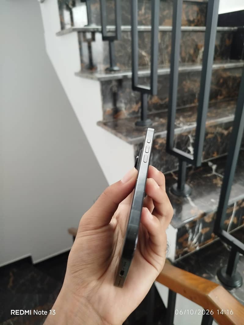 Apple iPhone 16 Pro 4
