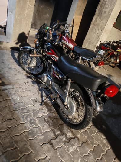 bike 10/10 condition he or all original neat and clean black color he